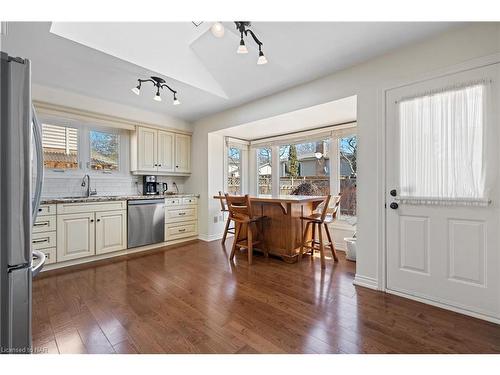 66 Courtleigh Road, St. Catharines, ON - Indoor Photo Showing Kitchen