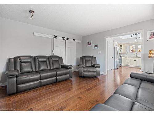 66 Courtleigh Road, St. Catharines, ON - Indoor Photo Showing Living Room