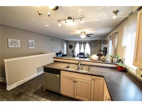 3947 Lower Coach Road, Stevensville, ON - Indoor Photo Showing Kitchen With Double Sink