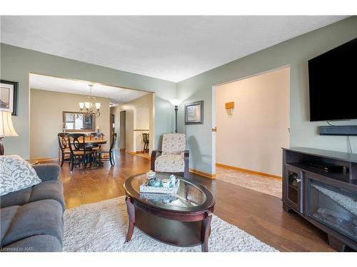 112 Larchwood Circle, Welland, ON - Indoor Photo Showing Living Room