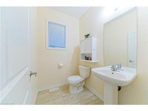 42 Sparkle Drive, Thorold, ON - Indoor Photo Showing Bathroom