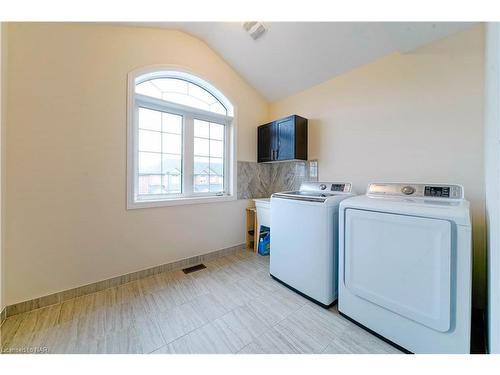 42 Sparkle Drive, Thorold, ON - Indoor Photo Showing Laundry Room