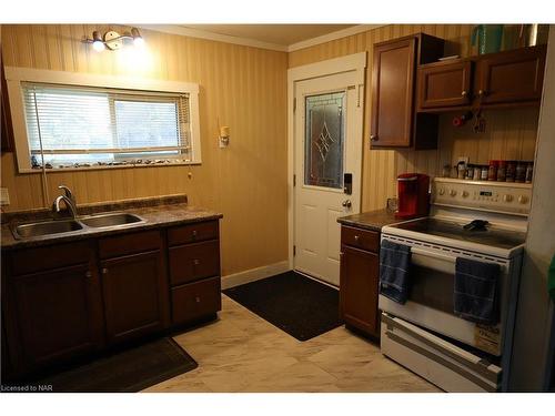 640 King Street, Port Colborne, ON - Indoor Photo Showing Kitchen With Double Sink