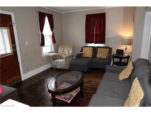 640 King Street, Port Colborne, ON - Indoor Photo Showing Living Room