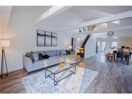 Upper-26 Duke Street, St. Catharines, ON - Indoor Photo Showing Living Room