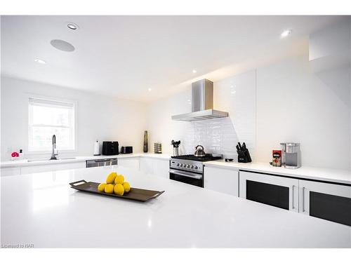 Upper-26 Duke Street, St. Catharines, ON - Indoor Photo Showing Kitchen With Upgraded Kitchen