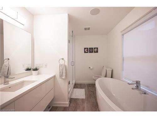 Upper-26 Duke Street, St. Catharines, ON - Indoor Photo Showing Bathroom