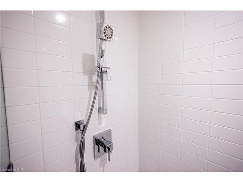Upper-26 Duke Street, St. Catharines, ON - Indoor Photo Showing Bathroom