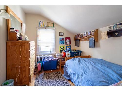 13 Woodland Avenue, St. Catharines, ON - Indoor Photo Showing Bedroom