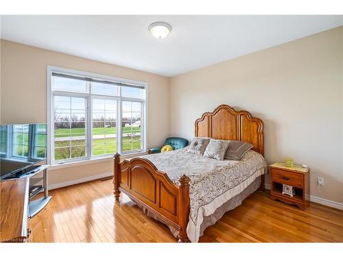 925 Queenston Road, Niagara-On-The-Lake, ON - Indoor Photo Showing Bedroom
