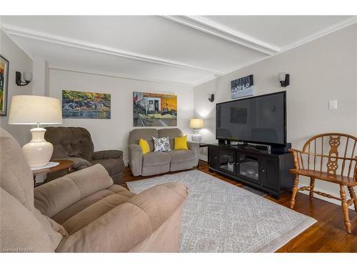 35 Shotwell Street, Welland, ON - Indoor Photo Showing Living Room