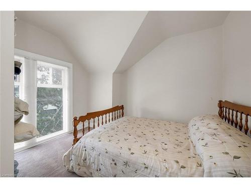 35 Shotwell Street, Welland, ON - Indoor Photo Showing Bedroom
