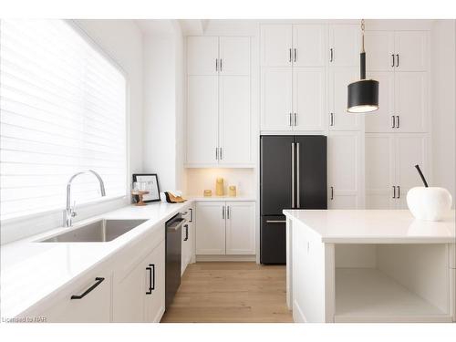 3 Arbourvale Common, St. Catharines, ON - Indoor Photo Showing Kitchen With Upgraded Kitchen