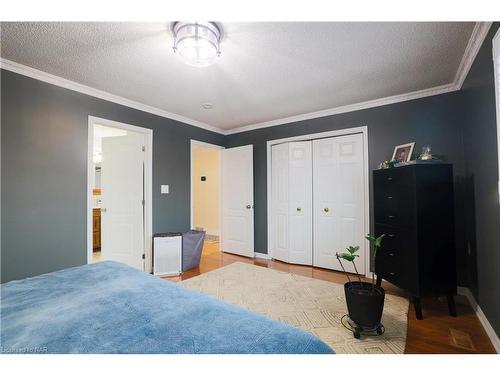 4877 Tara Avenue, Niagara Falls, ON - Indoor Photo Showing Bedroom