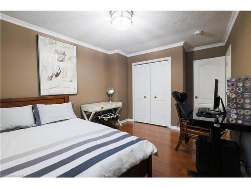 4877 Tara Avenue, Niagara Falls, ON - Indoor Photo Showing Bedroom
