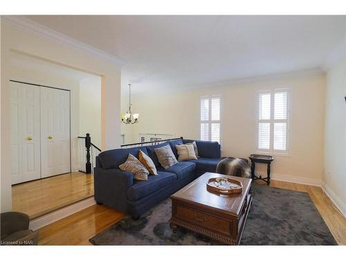 4877 Tara Avenue, Niagara Falls, ON - Indoor Photo Showing Living Room