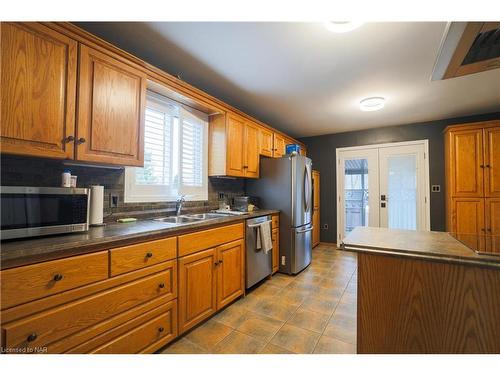 4877 Tara Avenue, Niagara Falls, ON - Indoor Photo Showing Kitchen With Double Sink