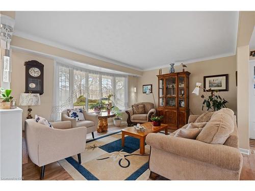 1 Joanna Drive, St. Catharines, ON - Indoor Photo Showing Living Room
