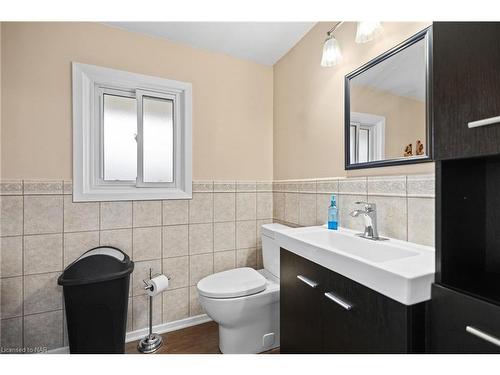1 Joanna Drive, St. Catharines, ON - Indoor Photo Showing Bathroom