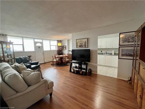 704-215 Glenridge Avenue, St. Catharines, ON - Indoor Photo Showing Living Room