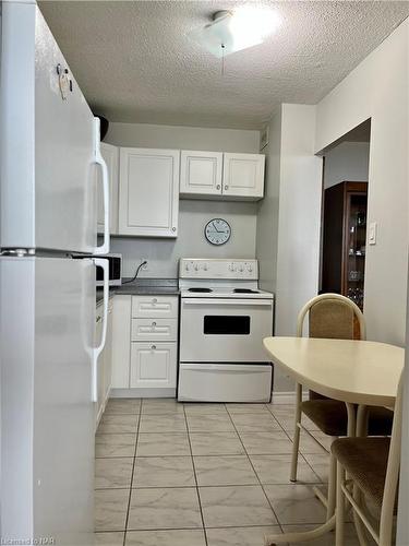 704-215 Glenridge Avenue, St. Catharines, ON - Indoor Photo Showing Kitchen