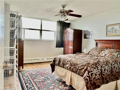 704-215 Glenridge Avenue, St. Catharines, ON - Indoor Photo Showing Bedroom