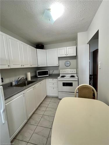 704-215 Glenridge Avenue, St. Catharines, ON - Indoor Photo Showing Kitchen