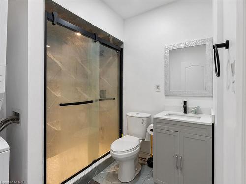 327 Darling Street, Brantford, ON - Indoor Photo Showing Bathroom
