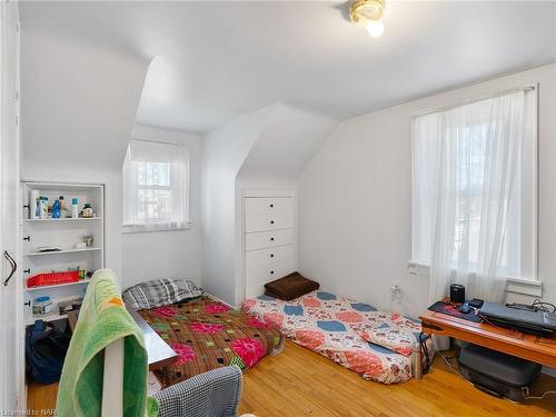 327 Darling Street, Brantford, ON - Indoor Photo Showing Bedroom