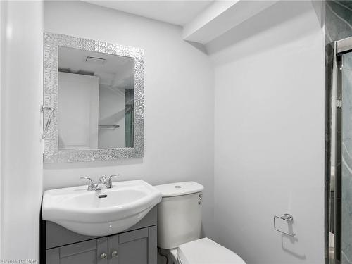 327 Darling Street, Brantford, ON - Indoor Photo Showing Bathroom