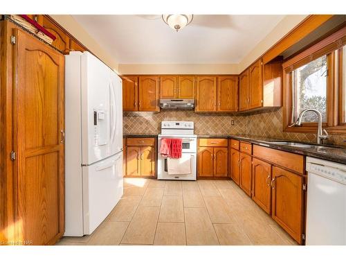 3412 Vinehaven Trail, Vineland, ON - Indoor Photo Showing Kitchen With Double Sink