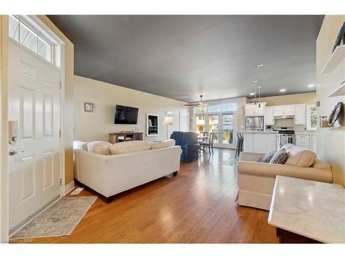 220 Elmwood Avenue, Crystal Beach, ON - Indoor Photo Showing Living Room