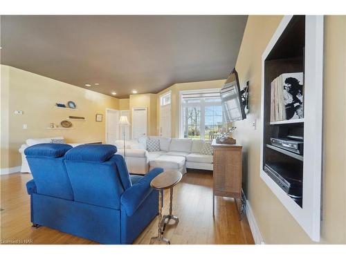 220 Elmwood Avenue, Crystal Beach, ON - Indoor Photo Showing Living Room