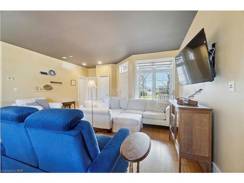 220 Elmwood Avenue, Crystal Beach, ON - Indoor Photo Showing Living Room