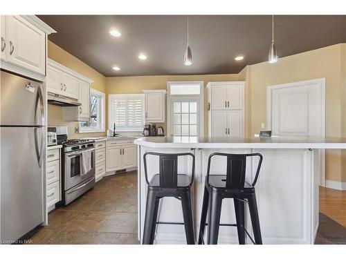 220 Elmwood Avenue, Crystal Beach, ON - Indoor Photo Showing Kitchen With Upgraded Kitchen