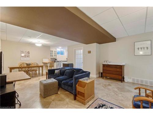 220 Elmwood Avenue, Crystal Beach, ON - Indoor Photo Showing Living Room