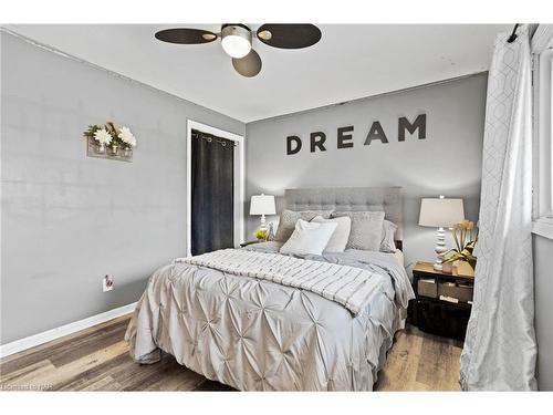 6536 Glengate Street, Niagara Falls, ON - Indoor Photo Showing Bedroom
