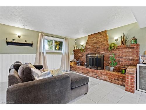 6536 Glengate Street, Niagara Falls, ON - Indoor Photo Showing Living Room With Fireplace