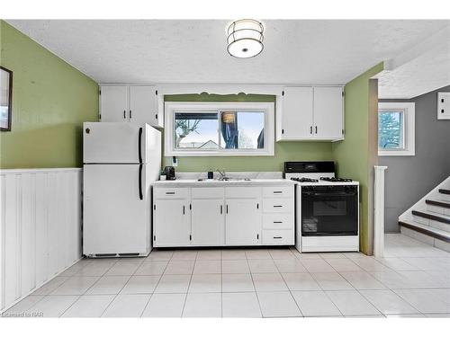 6536 Glengate Street, Niagara Falls, ON - Indoor Photo Showing Kitchen