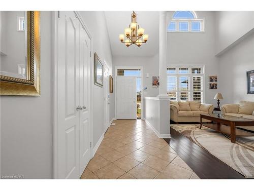 6608 Flora Court, Niagara Falls, ON - Indoor Photo Showing Living Room