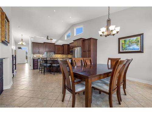 6608 Flora Court, Niagara Falls, ON - Indoor Photo Showing Dining Room