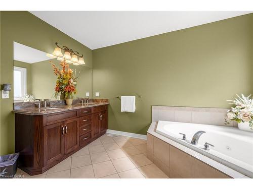 6608 Flora Court, Niagara Falls, ON - Indoor Photo Showing Bathroom