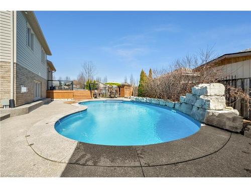 6608 Flora Court, Niagara Falls, ON - Outdoor With In Ground Pool
