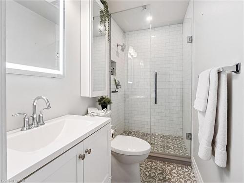 221 Phipps Street, Fort Erie, ON - Indoor Photo Showing Bathroom