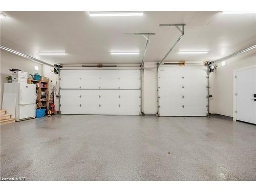 22 Melrose Drive, Niagara-On-The-Lake, ON - Indoor Photo Showing Garage
