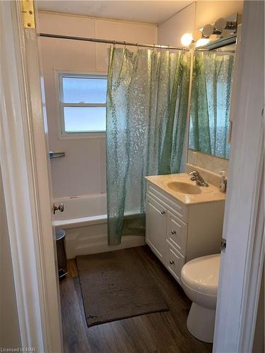 64 Wilton Avenue, Welland, ON - Indoor Photo Showing Bathroom
