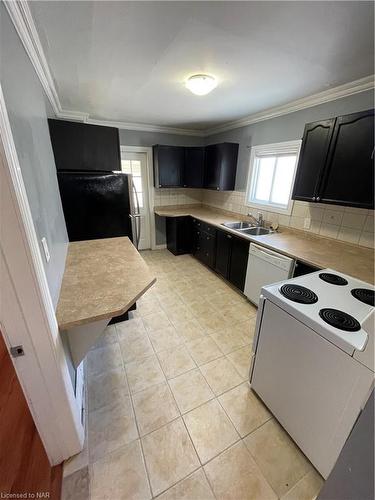 53 Albert Street W, Thorold, ON - Indoor Photo Showing Kitchen With Double Sink