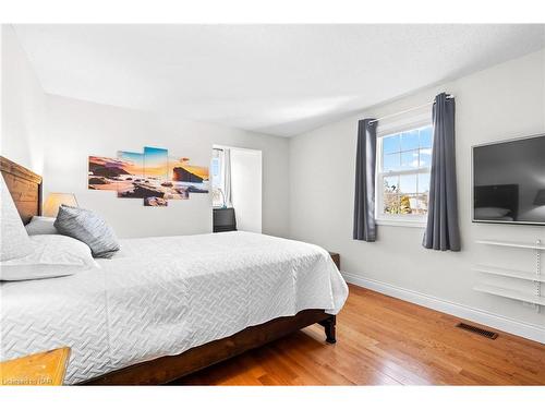 6 Lower Canada Drive, Niagara-On-The-Lake, ON - Indoor Photo Showing Bedroom
