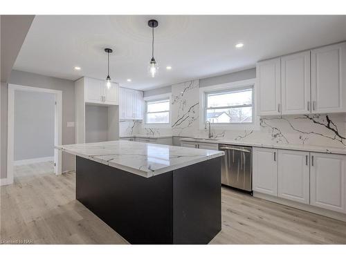 109 Queenston Boulevard, Fort Erie, ON - Indoor Photo Showing Kitchen With Upgraded Kitchen