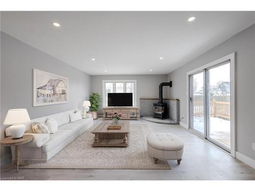 109 Queenston Boulevard, Fort Erie, ON - Indoor Photo Showing Living Room